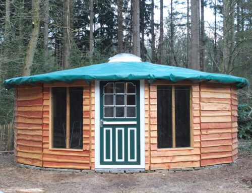 Het bouwen en plaatsen van een houten yurt